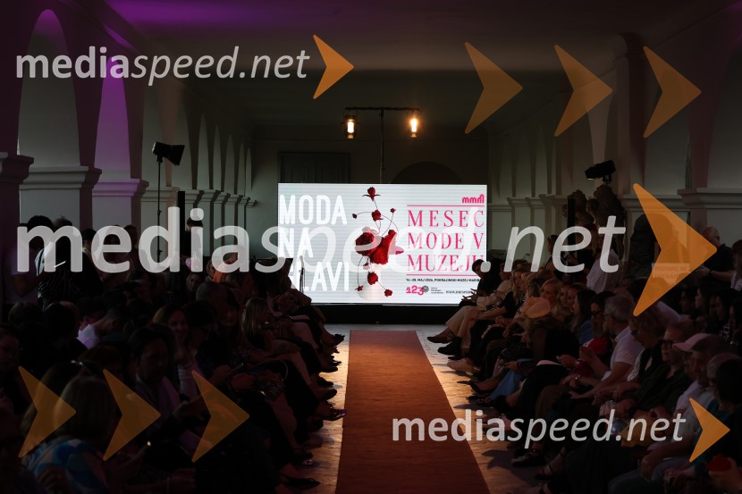 Mesec mode v muzeju, modna revija