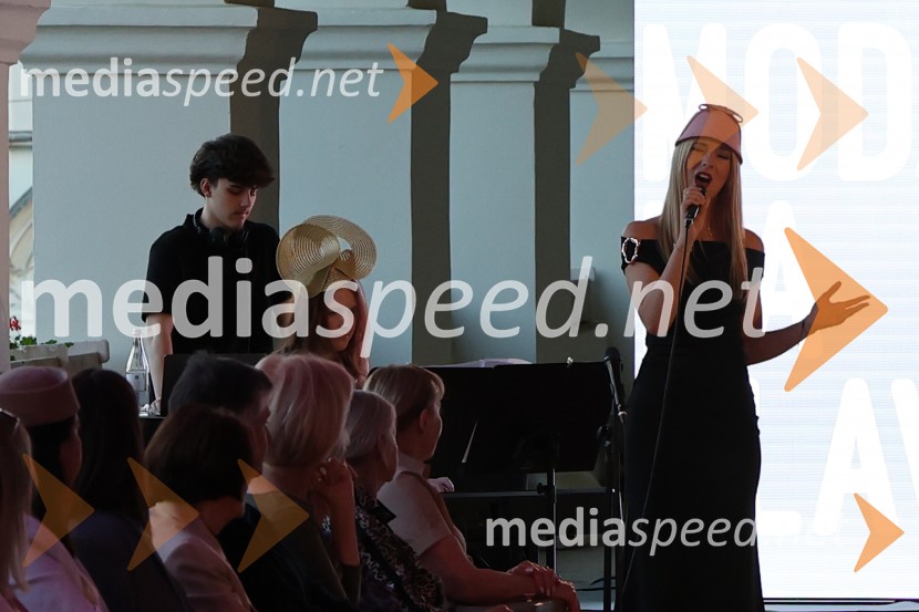 Mesec mode v muzeju, modna revija