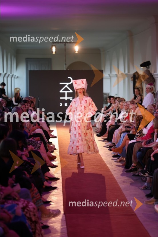 Mesec mode v muzeju, modna revija