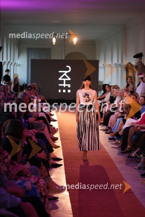 Mesec mode v muzeju, modna revija