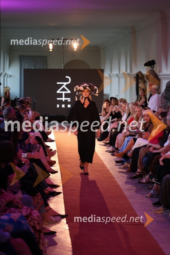 Mesec mode v muzeju, modna revija