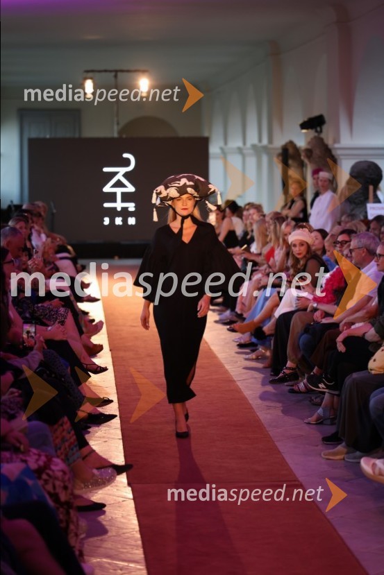 Mesec mode v muzeju, modna revija