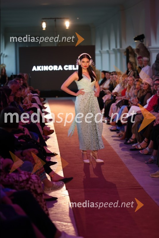 Mesec mode v muzeju, modna revija