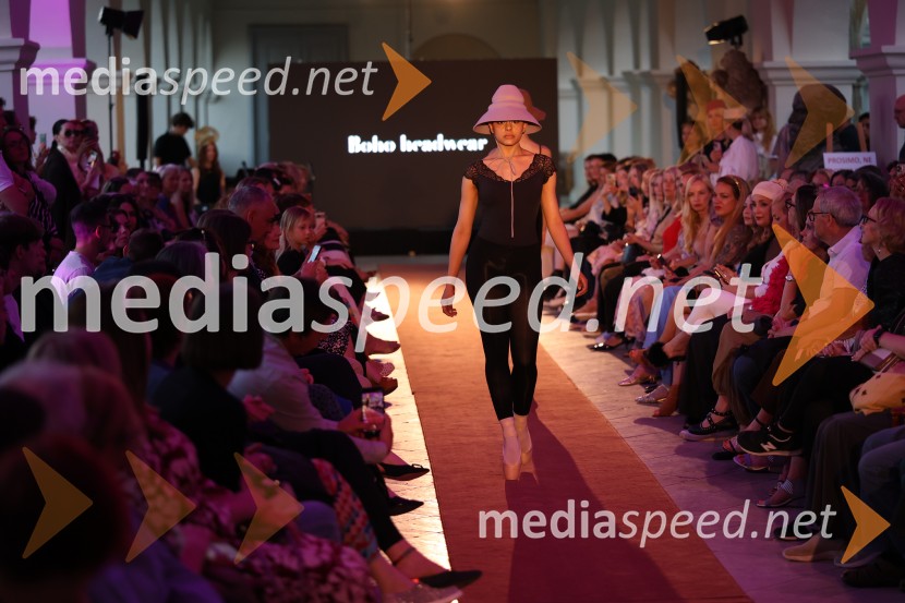 Mesec mode v muzeju, modna revija