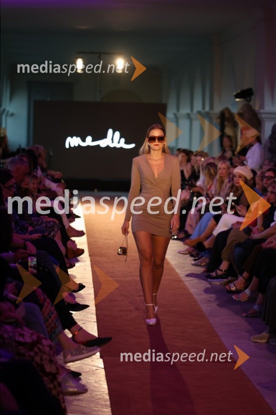 Mesec mode v muzeju, modna revija