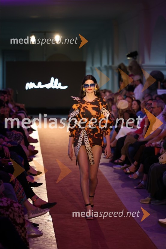 Mesec mode v muzeju, modna revija