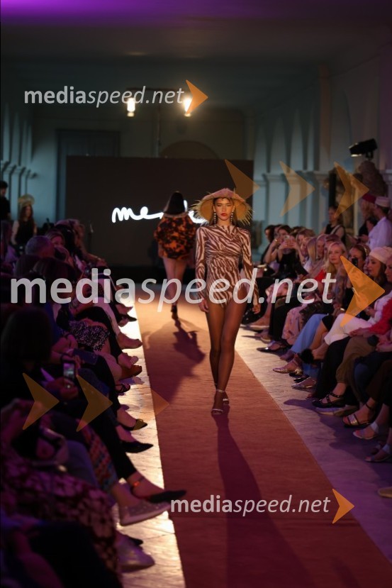 Mesec mode v muzeju, modna revija