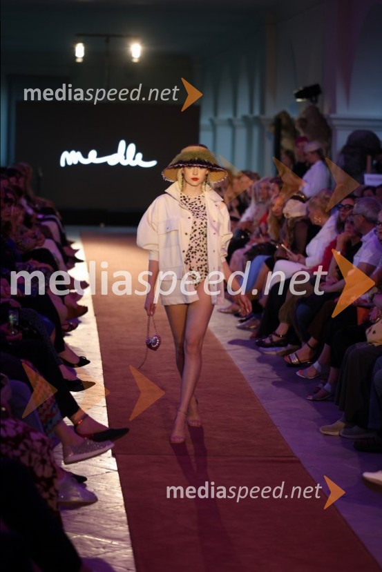Mesec mode v muzeju, modna revija