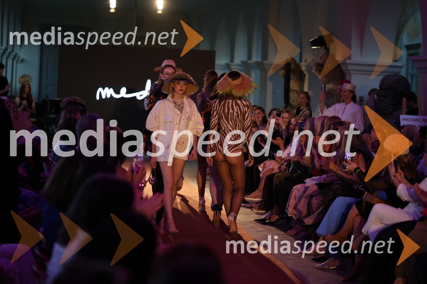 Mesec mode v muzeju, modna revija
