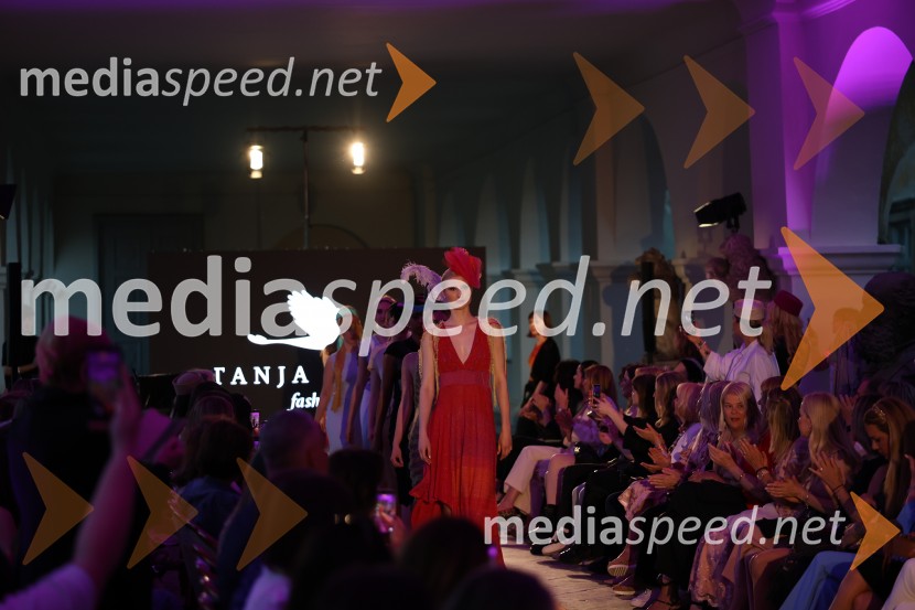 Mesec mode v muzeju, modna revija