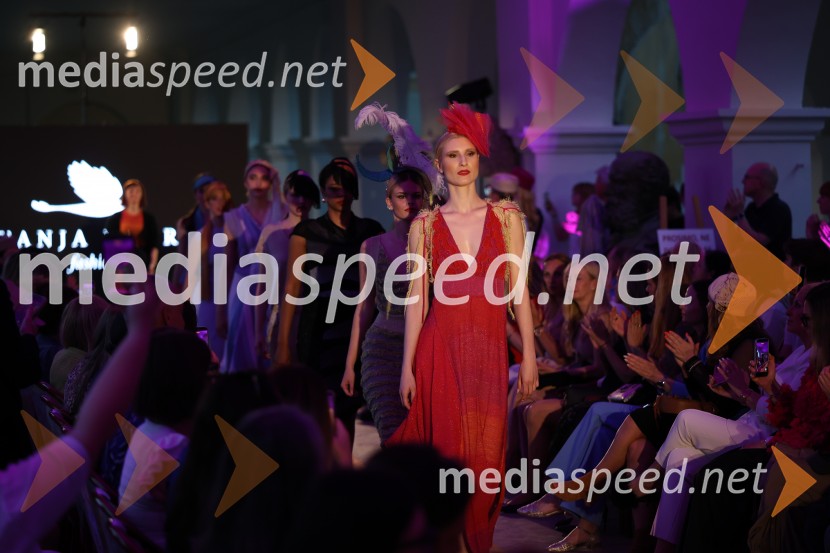 Mesec mode v muzeju, modna revija
