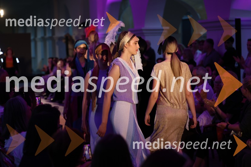 Mesec mode v muzeju, modna revija
