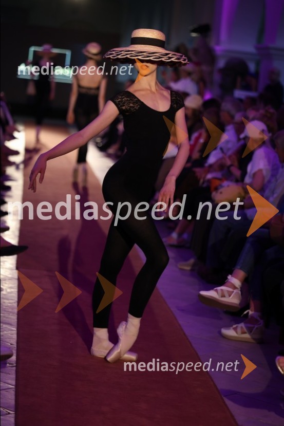 Mesec mode v muzeju, modna revija