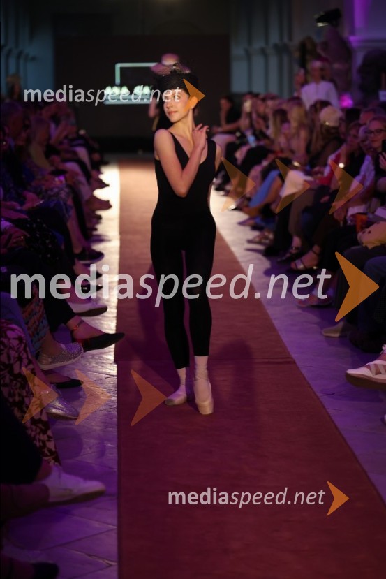 Mesec mode v muzeju, modna revija