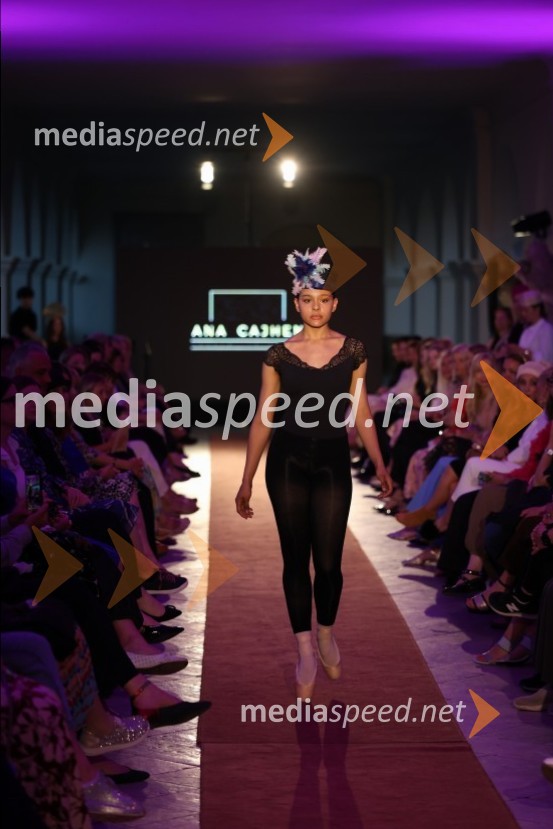 Mesec mode v muzeju, modna revija