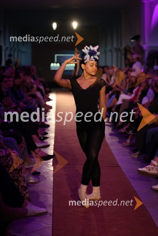 Mesec mode v muzeju, modna revija