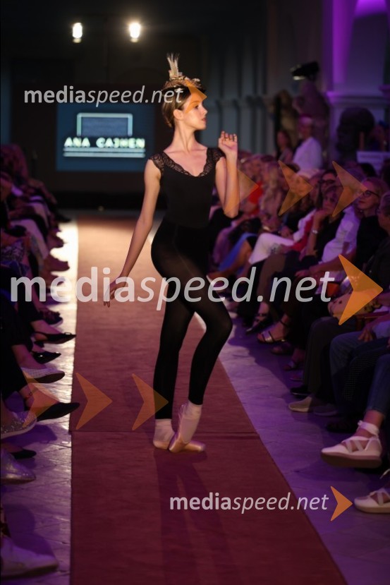 Mesec mode v muzeju, modna revija