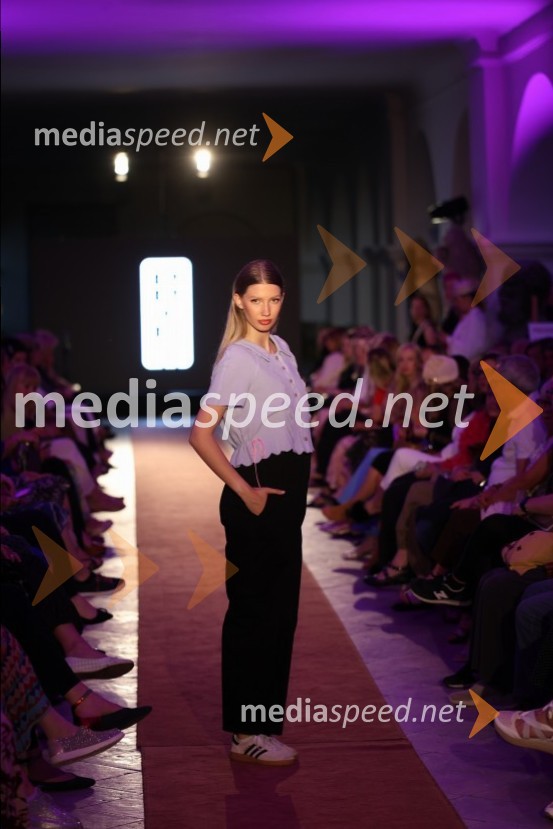 Mesec mode v muzeju, modna revija