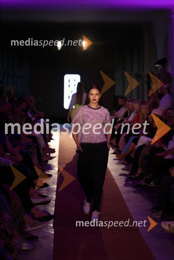 Mesec mode v muzeju, modna revija