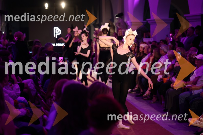 Mesec mode v muzeju, modna revija