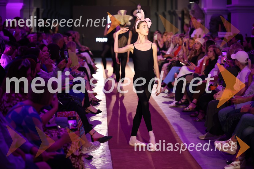 Mesec mode v muzeju, modna revija