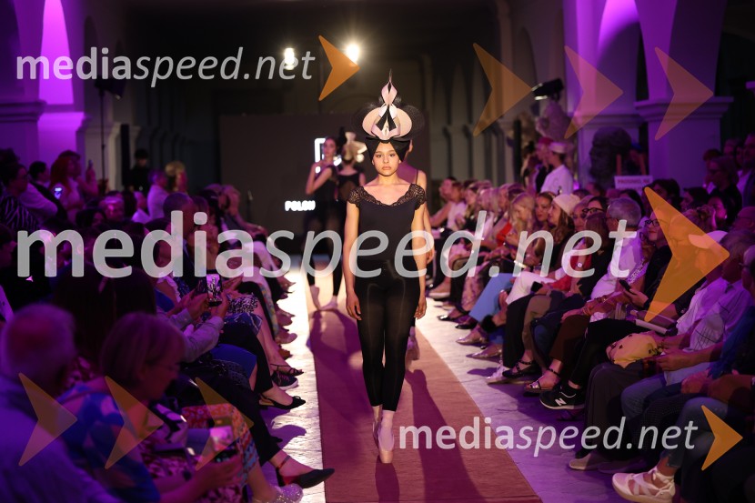 Mesec mode v muzeju, modna revija