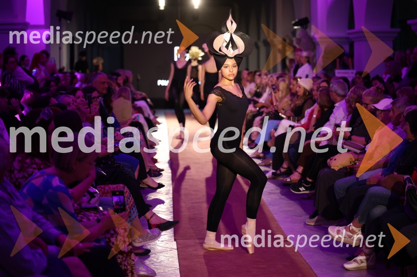 Mesec mode v muzeju, modna revija