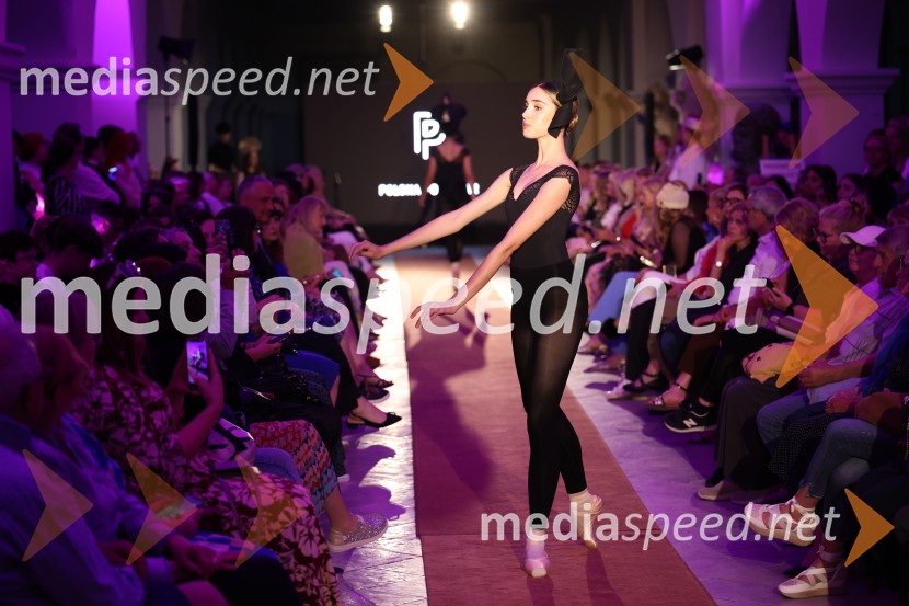 Mesec mode v muzeju, modna revija