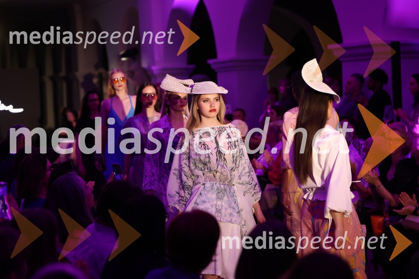 Mesec mode v muzeju, modna revija