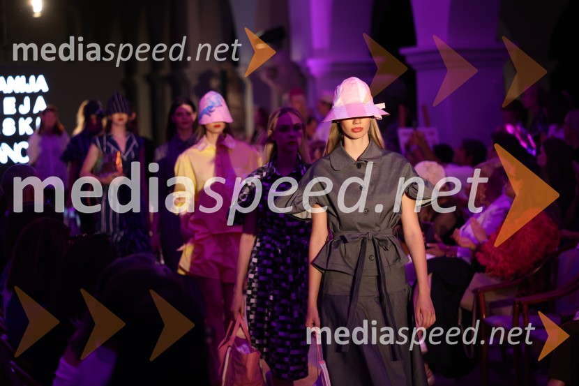 Mesec mode v muzeju, modna revija