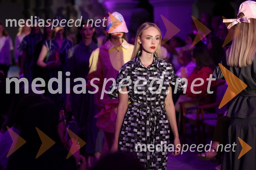 Mesec mode v muzeju, modna revija