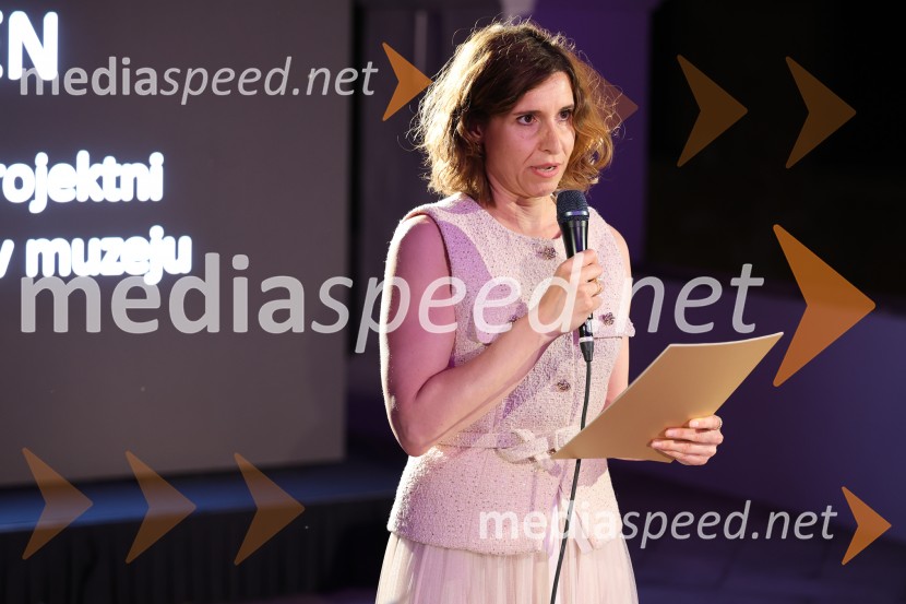 Mesec mode v muzeju, modna revija