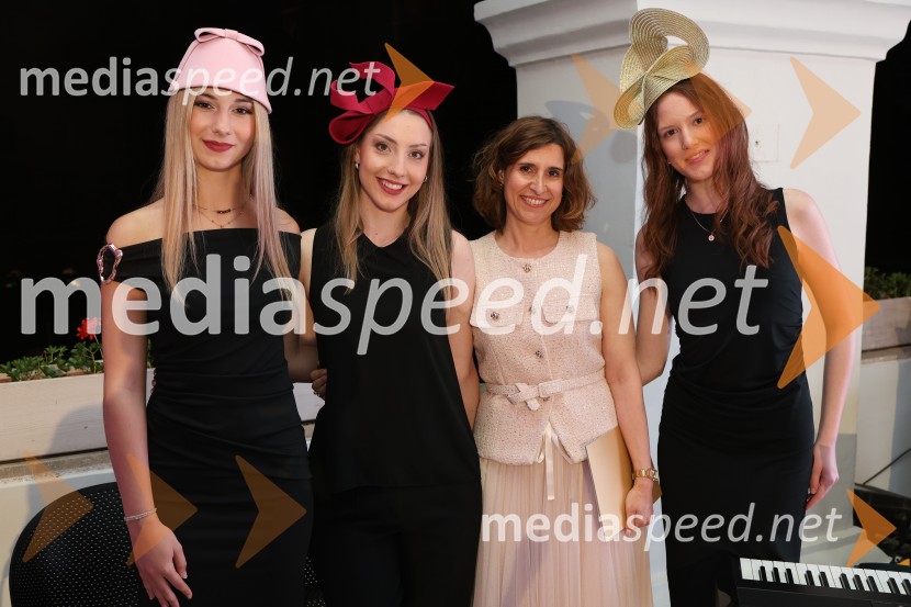 Mesec mode v muzeju, modna revija