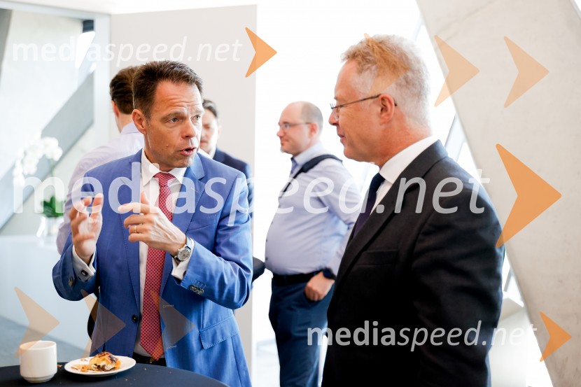  Robert Prelesnik, partner, odvetniška pisarna Rojs, Peljhan, Prelesnik & partnerji;  Nigel Baker, odpravnik poslov na britanskem veleposlaništvu v LjubljaniKonferenca Tea with reason: Small Modular Reactors