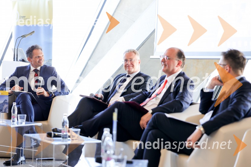  Žiga Fišer, Britansko-slovenska gospodarska zbornica;  Nigel Baker, odpravnik poslov na britanskem veleposlaništvu v Ljubljani;  Dejan  Spasovski, ustanovitelj in lastnik, ESG Novo;  Mislav Slade-Šilović, direktor PwC CroatiaKonferenca Tea with reason: Small Modular Reactors