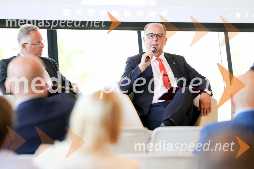  Nigel Baker, odpravnik poslov na britanskem veleposlaništvu v Ljubljani;  Dejan  Spasovski, ustanovitelj in lastnik, ESG NovoKonferenca Tea with reason: Small Modular Reactors