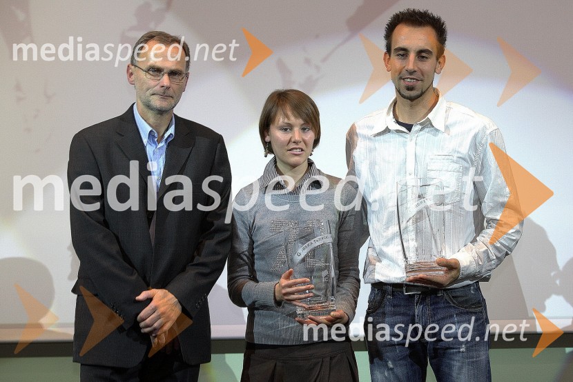 Tomo Šarf, član komisije za gorske teke EAA, Mateja Kosovelj, gorska tekačica in Mitja Kosovelj, gorski tekačRazglasitev najboljših atletov in atletinj v letu 2009