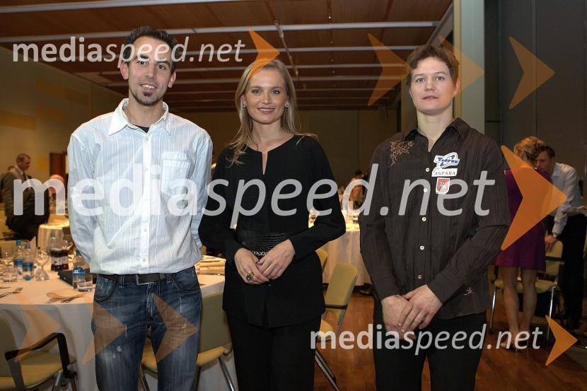 Mitja Kosovelj, gorski tekač, Katarina Kresal, ministrica za notranje zadeve in Martinka Ratej, atletinjaRazglasitev najboljših atletov in atletinj v letu 2009