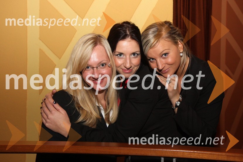 ..., Tanja Rafolt, povezovalka prireditev v Mondu in Nika Marolt, organizatorka zabavnega programa v igralniško-zabaviščnem centru MondMagnifico in Balcountry Quartet, koncert v Mondu