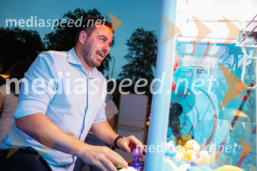 Metropolitan Happy Hour 2026
