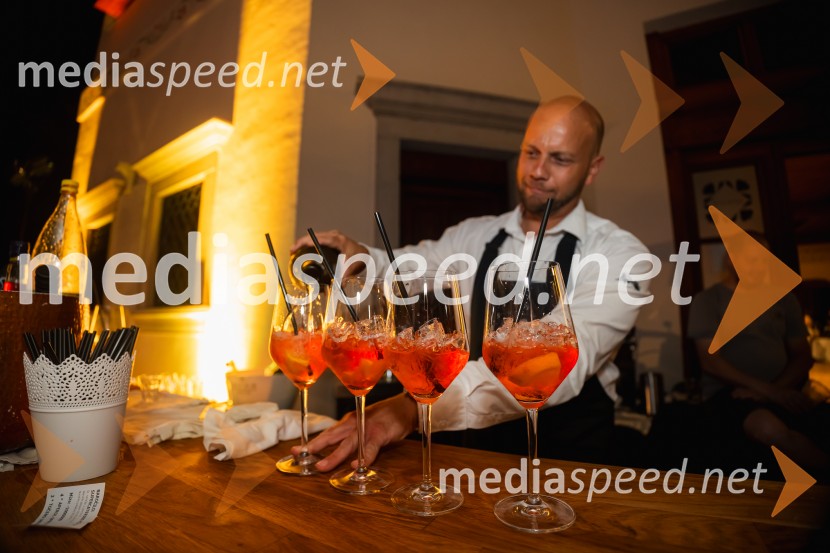 Metropolitan Happy Hour 2026