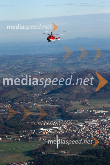 Helikoptersko postavljanje stebrov nove Pohorske vzpenjačeNova Pohorska vzpenjača - gondola, helikoptersko postavljanje stebrov
