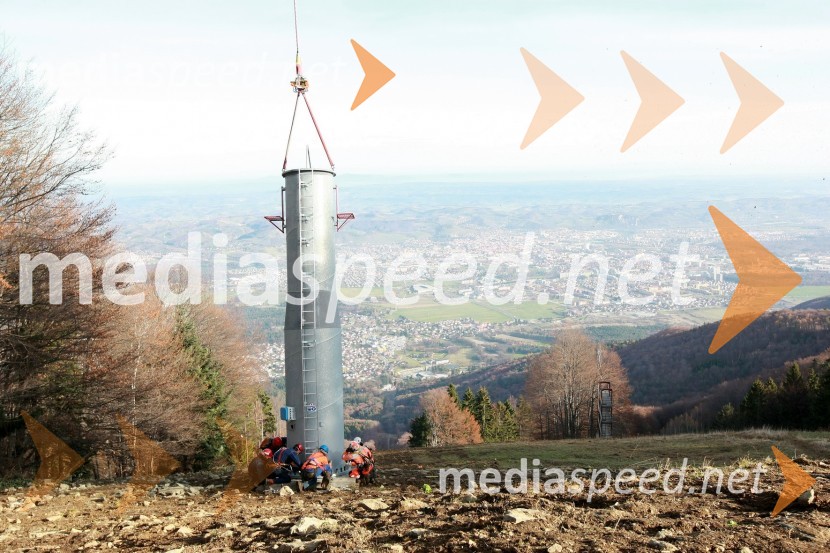 Helikoptersko postavljanje stebrov nove Pohorske vzpenjačeNova Pohorska vzpenjača - gondola, helikoptersko postavljanje stebrov
