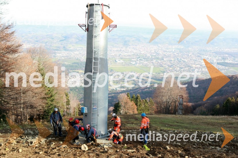 Helikoptersko postavljanje stebrov nove Pohorske vzpenjačeNova Pohorska vzpenjača - gondola, helikoptersko postavljanje stebrov