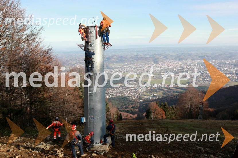 Helikoptersko postavljanje stebrov nove Pohorske vzpenjačeNova Pohorska vzpenjača - gondola, helikoptersko postavljanje stebrov