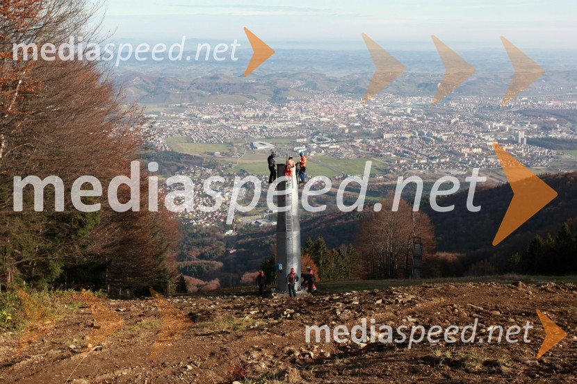 Helikoptersko postavljanje stebrov nove Pohorske vzpenjačeNova Pohorska vzpenjača - gondola, helikoptersko postavljanje stebrov