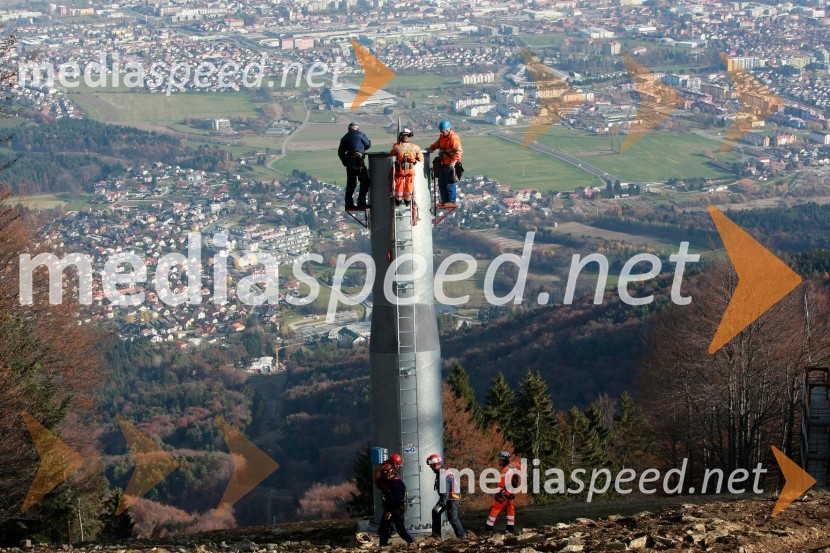 Helikoptersko postavljanje stebrov nove Pohorske vzpenjačeNova Pohorska vzpenjača - gondola, helikoptersko postavljanje stebrov