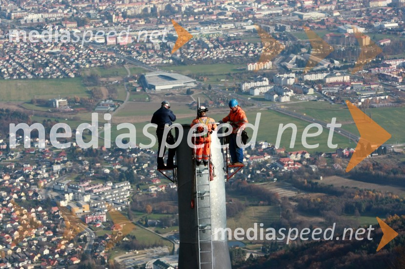 Helikoptersko postavljanje stebrov nove Pohorske vzpenjačeNova Pohorska vzpenjača - gondola, helikoptersko postavljanje stebrov
