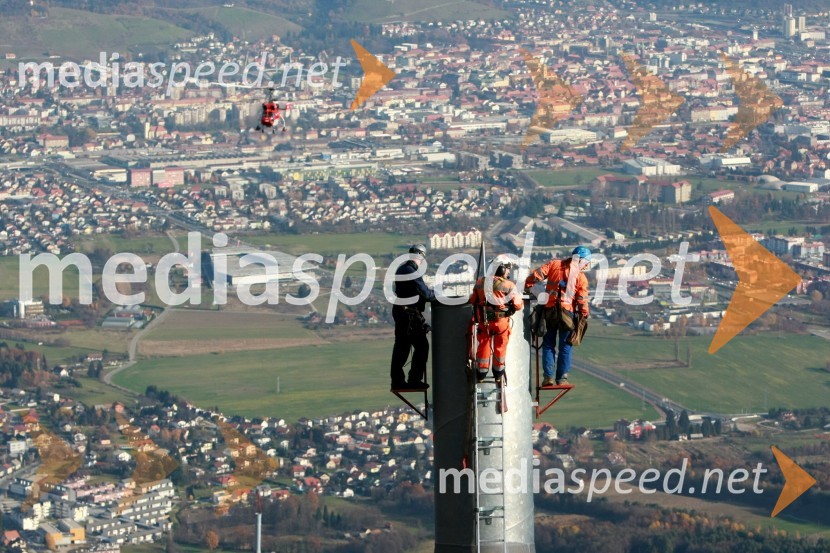 Helikoptersko postavljanje stebrov nove Pohorske vzpenjačeNova Pohorska vzpenjača - gondola, helikoptersko postavljanje stebrov