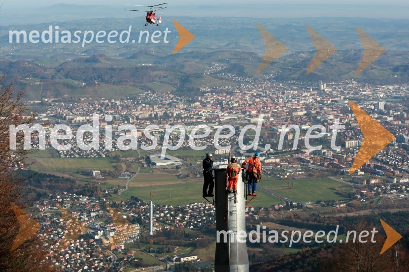 Helikoptersko postavljanje stebrov nove Pohorske vzpenjačeNova Pohorska vzpenjača - gondola, helikoptersko postavljanje stebrov
